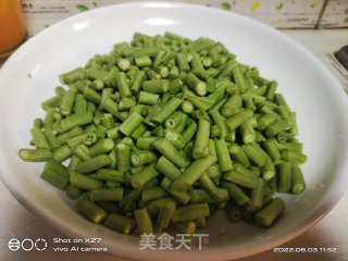 肉终炒豆角的做法步调：2
