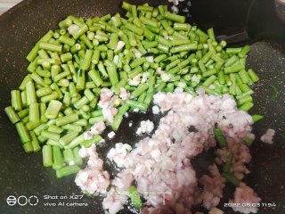 肉终炒豆角的做法步调：5
