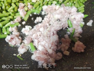 肉终炒豆角的做法步调：4