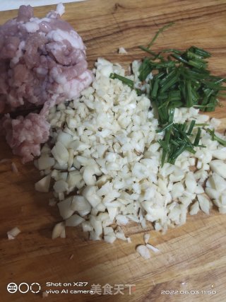 肉终炒豆角的做法步调：1