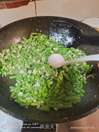肉终炒豆角的做法步调：7