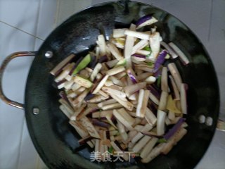 腊鱼茄子煲的做法步调：3