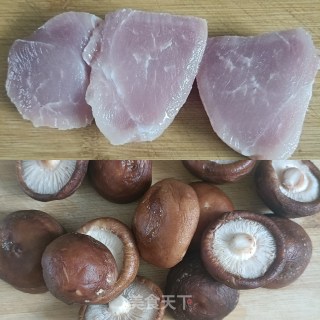 喷鼻菇炒肉的做法步调：1
