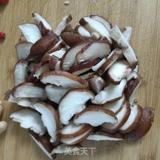 喷鼻菇炒肉的做法步调：3