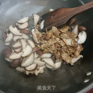 喷鼻菇炒肉的做法步调：9