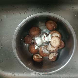 喷鼻菇炒肉的做法步调：2