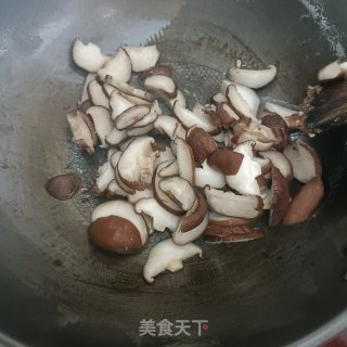 喷鼻菇炒肉的做法步调：7