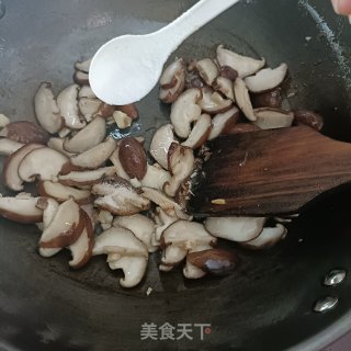 喷鼻菇炒肉的做法步调：8