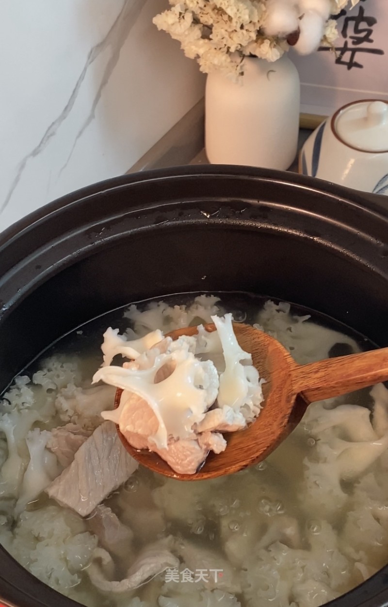 土猪肉绣球菌汤的做法