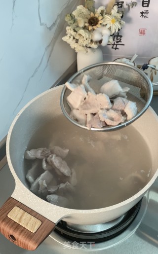 土猪肉绣球菌汤的做法步调：2