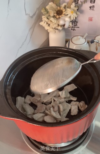 土猪肉绣球菌汤的做法步调：3