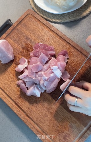 土猪肉绣球菌汤的做法步调：1