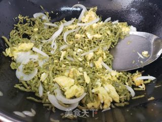 鸡蛋炒碾转的做法步调：4