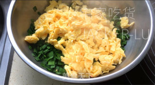 家常韭菜盒子，中壳又坚又喷鼻，内乱馅陈美妙吃。的做法步调：8