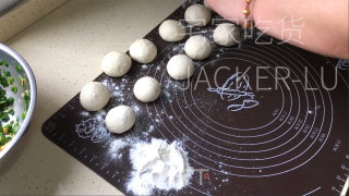 家常韭菜盒子，中壳又坚又喷鼻，内乱馅陈美妙吃。的做法步调：12