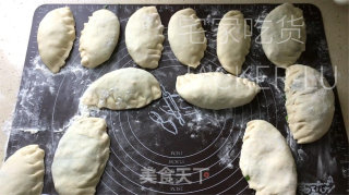 家常韭菜盒子，中壳又坚又喷鼻，内乱馅陈美妙吃。的做法步调：15