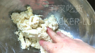 家常韭菜盒子，中壳又坚又喷鼻，内乱馅陈美妙吃。的做法步调：3