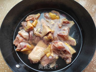 乌木耳炖土鸡的做法步调：2