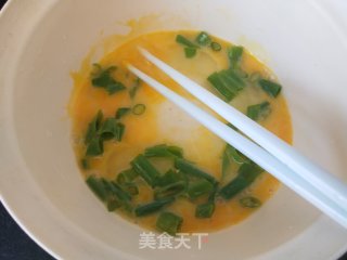 山芹菜炒鸡蛋的做法步调：2