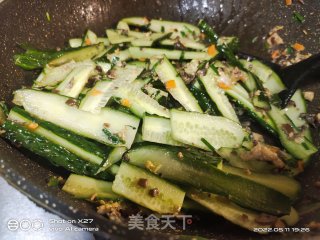 木耳炒黄瓜的做法步调：3