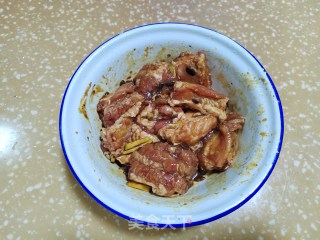 喷鼻芋蒸排骨的做法步调：3