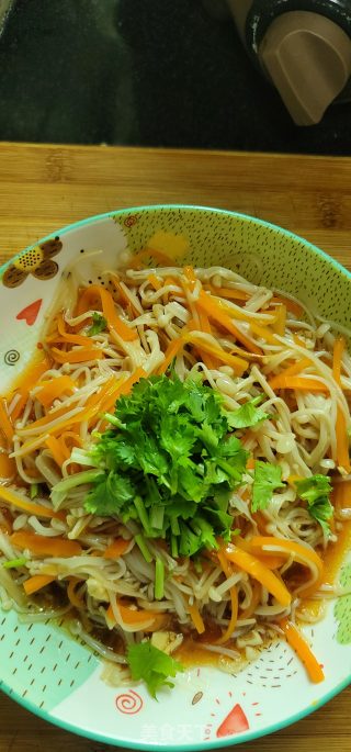 拌金针菇的做法步调：5