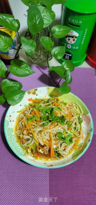 拌金针菇的做法步调：7