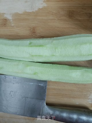 丝瓜炒水腿的做法步调：1