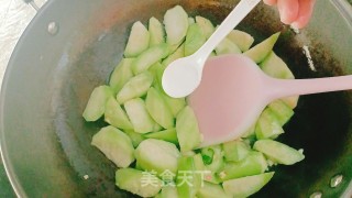 丝瓜炒水腿的做法步调：6