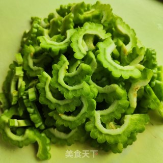 鸡蛋炒苦瓜的做法步调：1