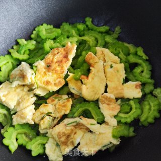 鸡蛋炒苦瓜的做法步调：5