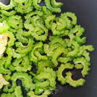 鸡蛋炒苦瓜的做法步调：4