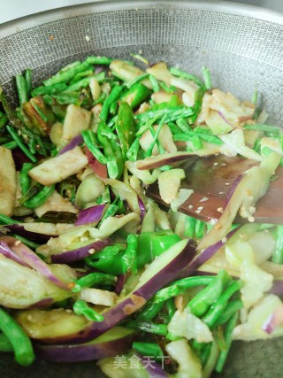 茄子炒豆角的做法步调：9