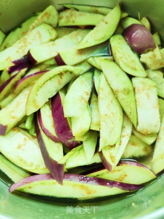 茄子炒豆角的做法步调：3