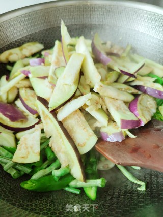 茄子炒豆角的做法步调：7