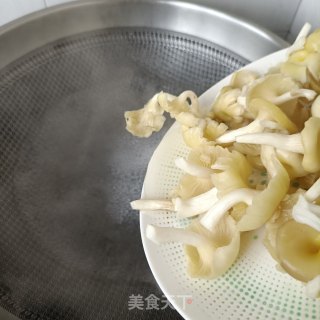 榆黄蘑拌牛肉的做法步调：2