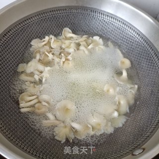 榆黄蘑拌牛肉的做法步调：4