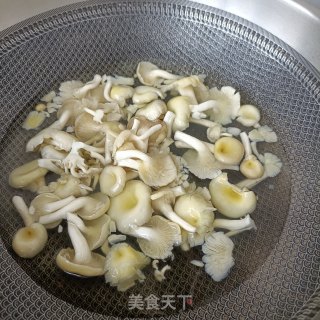 榆黄蘑拌牛肉的做法步调：3