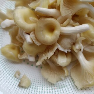 榆黄蘑拌牛肉的做法步调：1