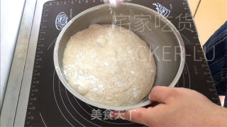 免揉齐麦法棍，麦喷鼻味实足，焦坚中壳，越嚼越喷鼻，安康出承担。的做法步调：8