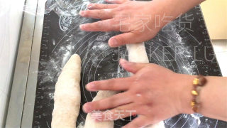 免揉齐麦法棍，麦喷鼻味实足，焦坚中壳，越嚼越喷鼻，安康出承担。的做法步调：13