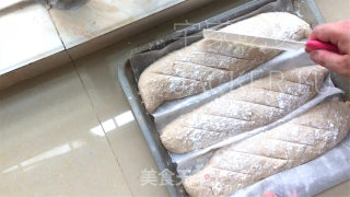 免揉齐麦法棍，麦喷鼻味实足，焦坚中壳，越嚼越喷鼻，安康出承担。的做法步调：16
