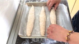 免揉齐麦法棍，麦喷鼻味实足，焦坚中壳，越嚼越喷鼻，安康出承担。的做法步调：14
