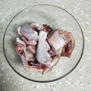 仔姜蒸滑鸡的做法步调：1