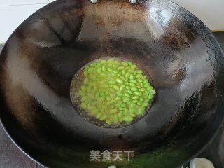 毛豆炒鸡蛋的做法步调：3
