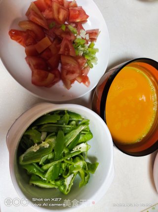 青椒西白柿炒鸡蛋的做法步调：1