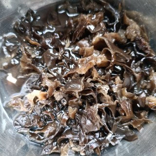 金针菇拌木耳的做法步调：2