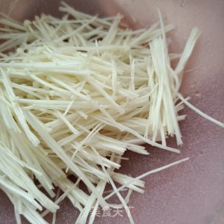 金针菇拌木耳的做法步调：3