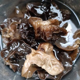 金针菇拌木耳的做法步调：1