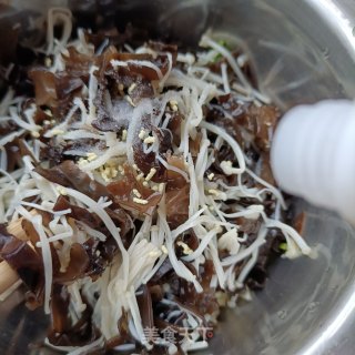 金针菇拌木耳的做法步调：12